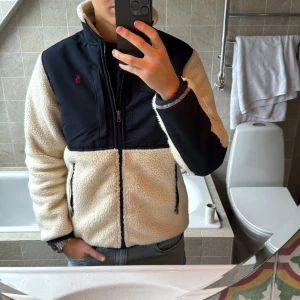 Ralph Lauren Fleecejacka - Sjukt snygg och varm fleecejacka från Raffe. Sällsynt färg o går inte att få tag på i butik längre, samt i nyskick! Går att ha som vinterjacka i de kallare tiderna o kommer hålla dig varm 🔥 nypris ligger på ca 4,2k! Storlek S (pris går o diskuteras)