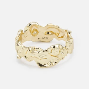 Guldfärgad ring från Pilgrim - Elegant guldfärgad ring från Pilgrim med en unik, organisk form. Perfekt för att ge en stilfull touch till din look.