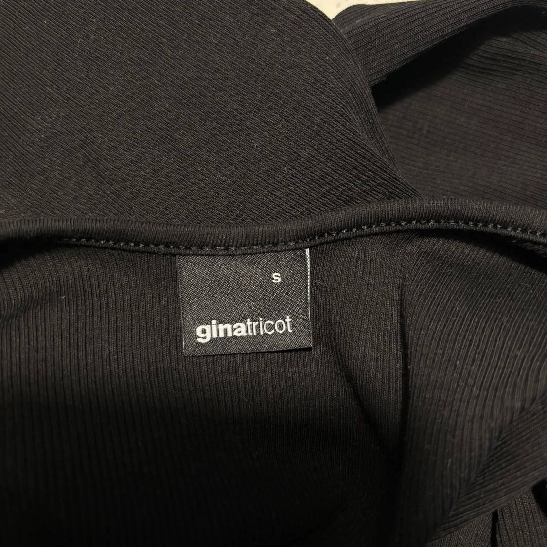 Svart långärmad topp från Gina Tricot - 91