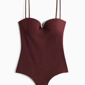 Body h&m vinröd - Vinröd body från h&m som är slutsåld på hemsidan. Endast använd 1 gång. Storlek 75A