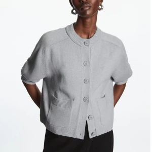 Grå kofta från cos - Snygg grå kofta med korta ärmar och knappar framtill från cos. Nypris 990 kr🙌🏻