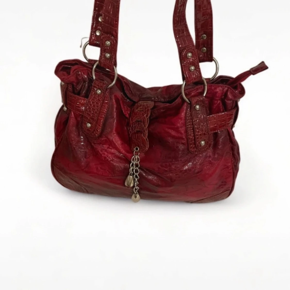 Röd axelväska med kedjedetalj