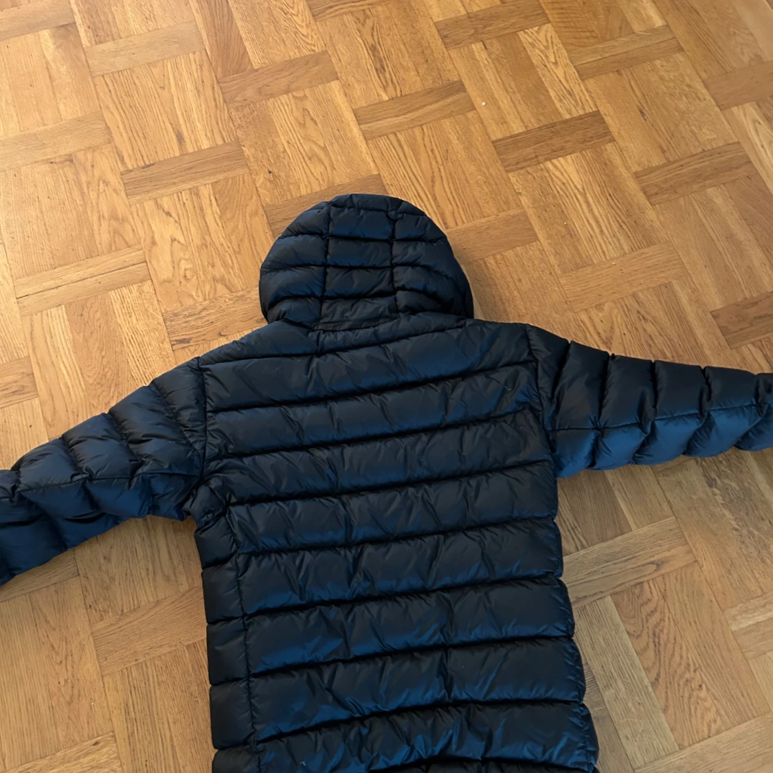 Svart dunjacka från Peak Performance - 92