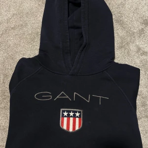 Mörkblå hoodie från GANT - Säljer en snygg mörkblå hoodie från Gant!