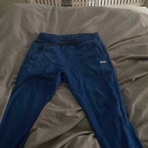 Blå dress från Boss - Säljer en Hugo boss dress då jag har växt ut ur den, inga skador på dressen den e i väldigt bra skick har använt 4-5 gånger bara och ny pris på den dressen är ca 2900. Men vid snabb och  affär kan jag gå ner i pris. Byten funkar också