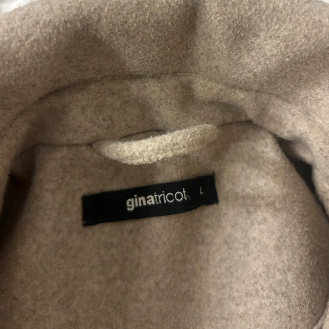 Beige kappa från Gina Tricot - 90