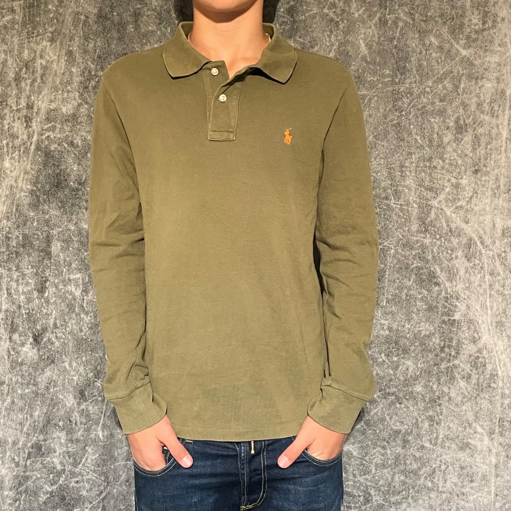 ⚜️Polo Ralph Lauren piké⚜️. ⚜️stl 14/16-(165)⚜️. ⚜️Skick 9/10⚜️. Säljer en väldigt fin långärmad raffe piké, grön. Skriv för fler bilder/info💯. Tröjor & Koftor.