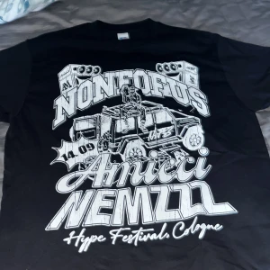Nofs x Nemzzz t shirt - Fick den som present gillar inte själva tröjan och den är för stor för mig, unreleased tröja på Nemzzz tour han ska på, mer info och bilder i dm pris kan diskuteras 