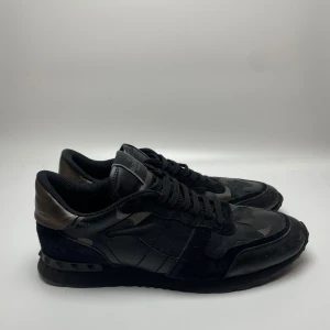 Valentino rockrunner  - Hej! Säljer nu dessa sjukt snygga valentino rockrunner. Skorna är toppskick! Hör gärna av dig vid frågor 