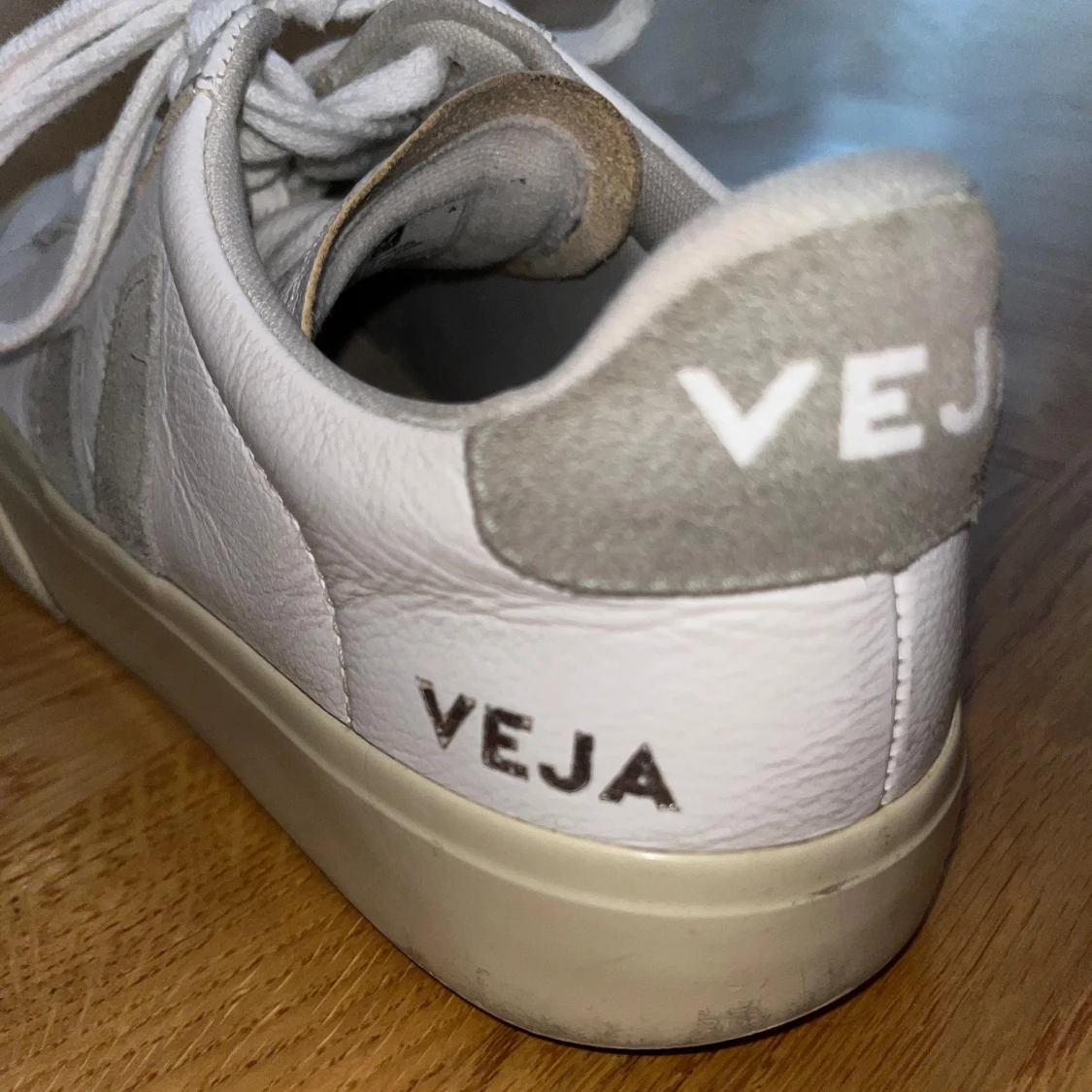 Vita sneakers med ljusgröna detaljer från Veja - 91