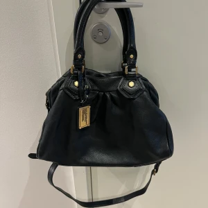 Marc Jacobs väska  - Jätte fint väska gjort av äkta co läder. Om du undrar något så ställ gärna frågor🩷 Fraktas spårbar eller möter upp i centrala Stockholm 😇