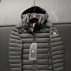 Colmar jacka - Säljer nu denna helt nya jacka från Colmar👌Den är i storlek 50 vilket motsvarar ungefär M ✅Den passar dig mellan 175-185 galant 💫Nypriset på denna ligger på runt 6000kr men säljs för endast 2999kr 👍Hör av er vid minsta fundering 🤔