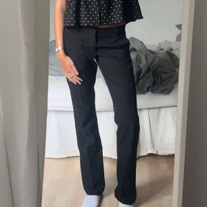 Svarta kostymbyxor - Kostymbyxor från Bikbok, Modellen på bilden är 172 cm och bär storlek 38. Dom heter Vera och har låg midja. Perfekta för både vardag och fest, så passar till alla tillfällen! Har sprättat där nere så de skulle blir lite längre men kändes ff liiite korta på mig, har köpt nya nu som är i en storlek mindre och längre i benen och därav kommer dessa inte till användning för mig längre, köpta i vintras och i fint skick. Stl 38, har klippt bort lappen