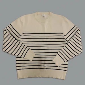 UNIQLO Tröja - Säljer denna snygga Uniqlo tröja då den inte kommit till användning. Aldrig använd, endast testad. Väldigt ljus beige med svarta ränder. Skriv privat för fler frågor ! 🤝
