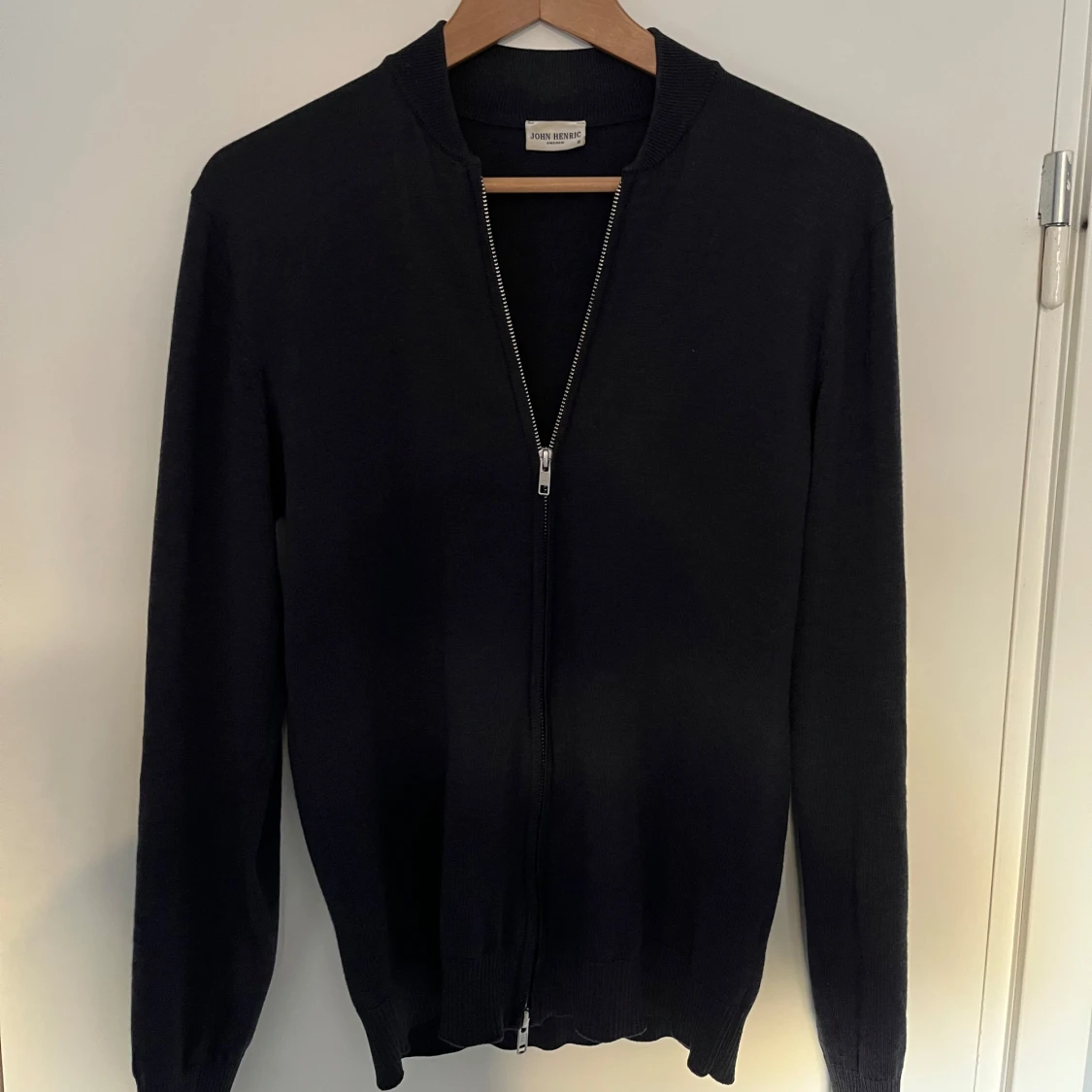 Marinblå kofta från John Henric