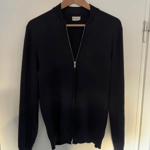 Marinblå kofta från John Henric - Säljer en stilren kofta från John Henric i storlek S. Har använts varsamt och har inga defekter över huvudtaget. 