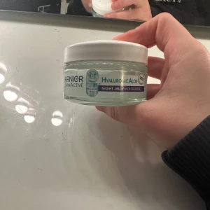 Garnier SkinActive Hyaluronic Aloe Night Jelly Moisturizer - En nattgel från Garnier SkinActive med hyaluronsyra och aloe vera. Den har en lätt, geléaktig konsistens och är designad för att återfukta huden under natten. Perfekt för en fräsch och återfuktad känsla på morgonen.