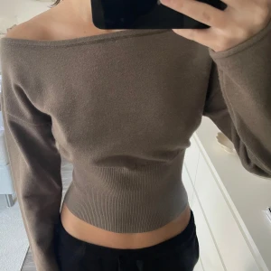 Off shoulder tröja - Beige off shoulder tröja som aldrig kommit till användning. Super skönt material, storlek xxs från nakd 