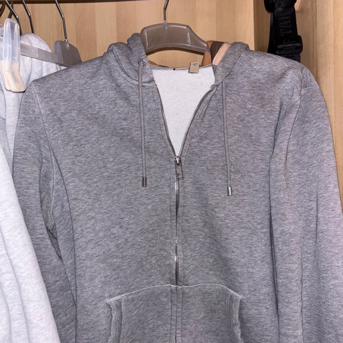 Grå hoodie från Burberry - 90