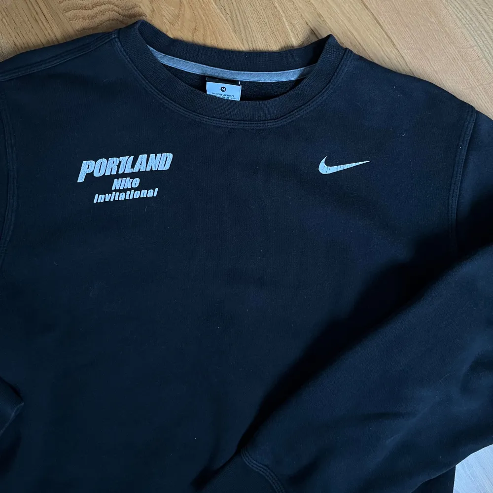 Vintage Nike sweatshirt i användt skick så defekter kan förekomma (tex sprucket tryck och lite urtvättad) men annars i okej skick :). Tröjor & Koftor.