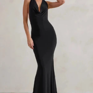Svart långklänning från Club L London - Elegant svart långklänning från Club L London med öppen rygg och halterneck-design. Klänningen har en smickrande passform och är perfekt för speciella tillfällen. Tillverkad i ett mjukt och följsamt material. Säljer eftersom jag inte har någon användning för den längre. Har själv köpt den på plick. Har lånat bilder.