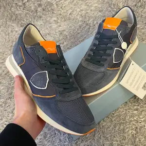 Helt nya philippe Model trainers perfekt till vintern! | Pris kan diskuteras vid snabb affär! | Låda och dustbag tillkommer! | Strl 41. | Ställ gärna frågor innan du köper!