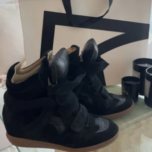 Svarta sneakers med kilklack - Säljer superfina mina Isabel Marant skor från NK!