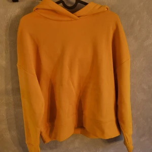 Gul Hoodie - Gul hoodie i storlek S från Amisu