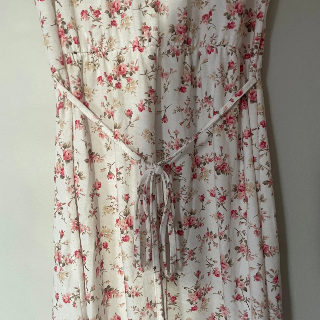 Blommig sommarklänning med knyt - 90