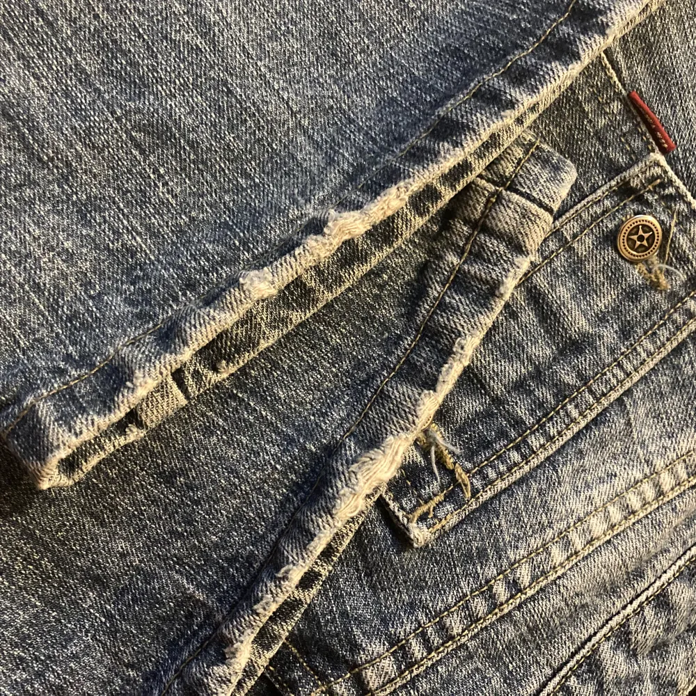 Säljer ett par vintage ljusblå jeans i 100% bomull. De har en klassisk bootcut-stil med låg midja och knappar på bakfickorna. Midja ca 35,5cm. Jag har fler bilder och alla mått, bara skriv till mig så skickar jag🌼 Knappen är lite lite lös men inget som påverkar utseendet eller användningen. . Jeans & Byxor.