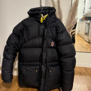 Fjällräven jacka - Säljer denna fjällrävenjackan i strl XS. Den är använd 2 säsonger och har ett fint skick 