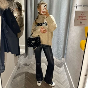 Läderbyxor  - Svarta lågmidjade läderbyxor från bikbok, storlek 34 ( men passar mig som har 32) 