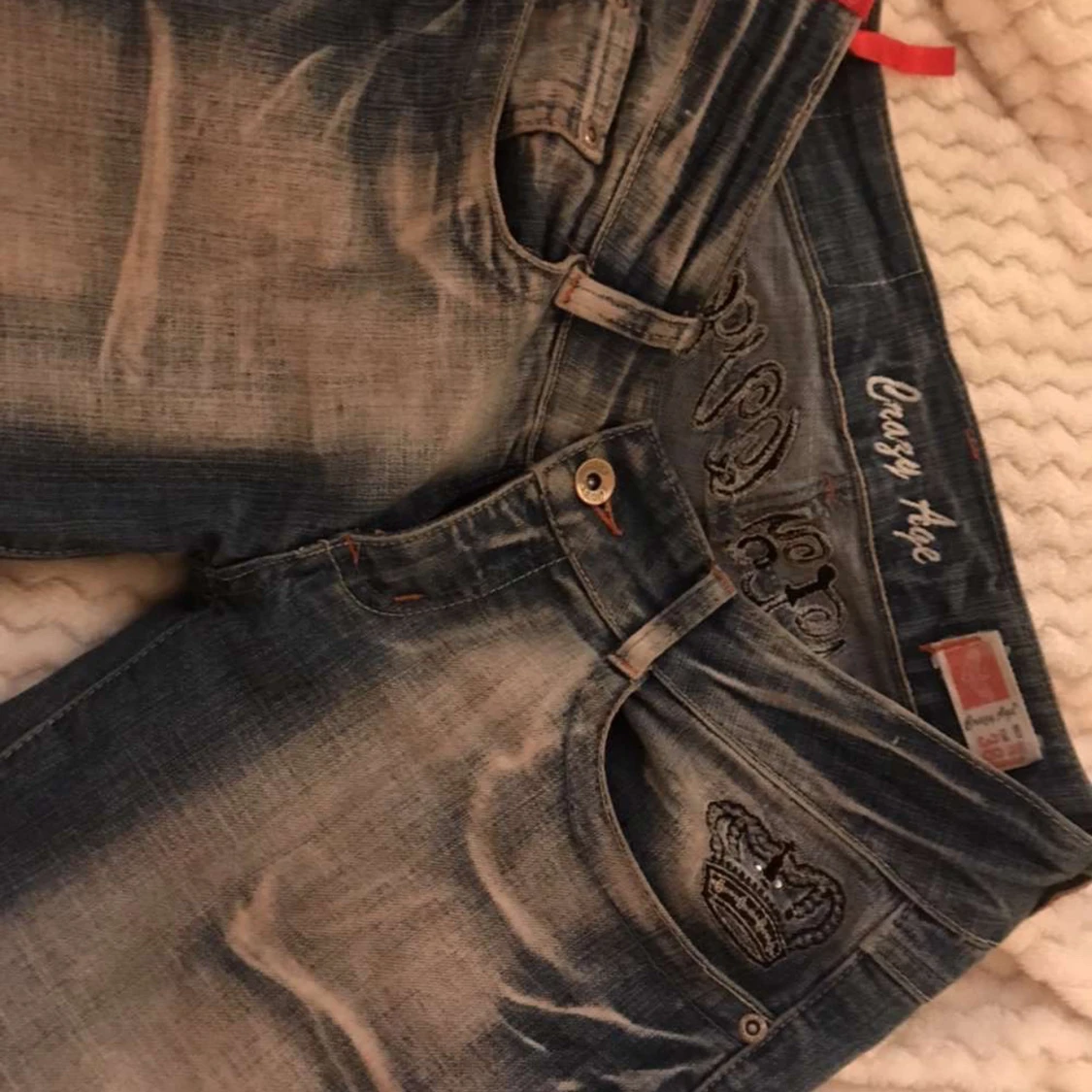 Blå jeans med broderade detaljer från Crazy Age