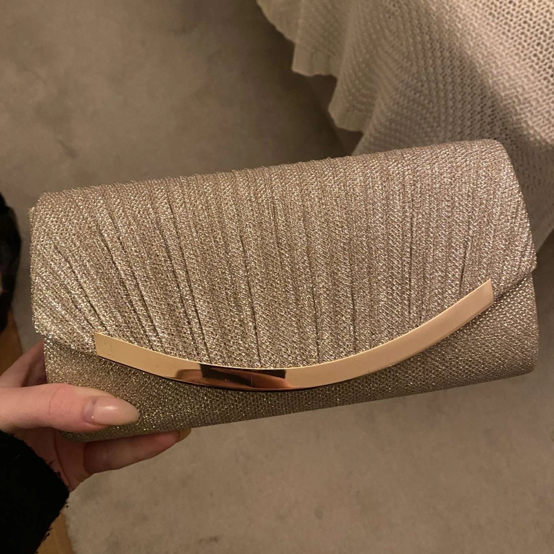 Glittrig kuvertväska - 90