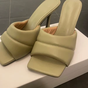 ish gröna  klackskor med fyrkantig tå - Snygga klackskor i syntetmaterial med en  fyrkantig tå. Perfekta för en utekväll eller fest. De har en stilren design med en bekväm passform. Klacken ger en elegant touch och de har aldrig använts utomhus 