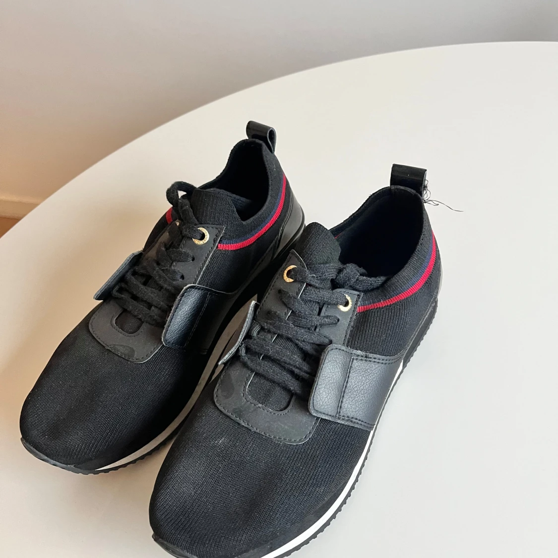 Svarta sneakers med röd detalj - 90