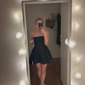 Svart axelbandslös klänning  - Säljer denna superfina svarta klänning. Den kom aldrig till användning och prislappen sitter därför kvar💕