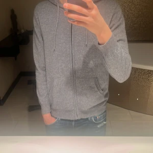 Grå chasmere hoodie från Costino Stockholm - Säljer en stilren grå hoodie från Costino Stockholm. Skick 9/10 andvänd fåtal gånger.mjuk chasmere väldigt bra.säljer den pga bygger om min garderob. 