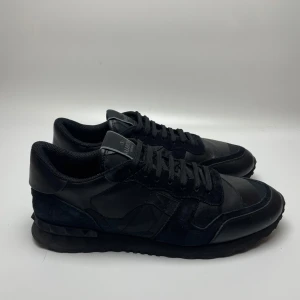 Valentino rockrunner  - Hej! Säljer nu dessa super eftertraktade svarta valentinos rockrunner. Skorna är i toppskick! Med skorna medföljer dustbag. 42,5 passar 43