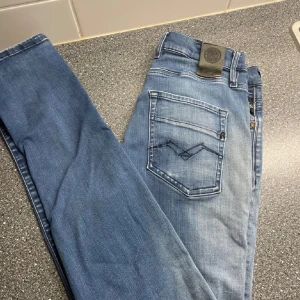 Replay jeans - Säljer ett par snygga blå jeans från Replay i storlek 32. Äldre modell så de pssar dig som vill ha slim och är 170-180📏 Perfekta för både vardag och fest! 🕺
