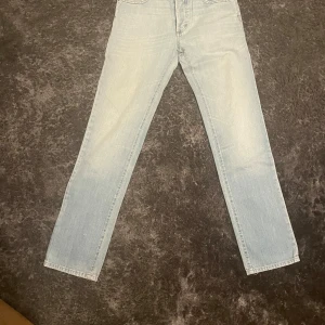 Ljusblå jeans från United Colors of Benetton - Säljer ett par ljusblå jeans från United Colors of Benetton i bra skick. De har en klassisk straight passform och är tillverkade i jeansmaterial. Perfekta för en avslappnad vardagslook! Lågmidjade och långa i benen. 