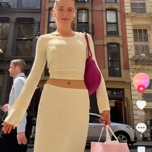 Nelly set - Säljer detta sett med en långkjol och långärmad tröja till. Randigt i vitt och grönt och i storlek S båda två. Endast använt 2-3 gånger. Från Nelly, nypris för hela setet 550kr