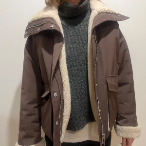 Brun jacka med teddyfoder - Intressekoll på min fina jacka från and other stories (säljs inte längre). Köpt för två år sedan, men väldigt sparsamt använd så inte synliga tecken på slitage. Kom gärna med bud om ni är intresserade!