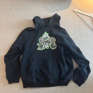 Grå Studsy Hoodie - Säljer stussy hoodie pga använder ej längre! Bra skick, faded black/grey size: L true to size. DM för fler bilder och info!!