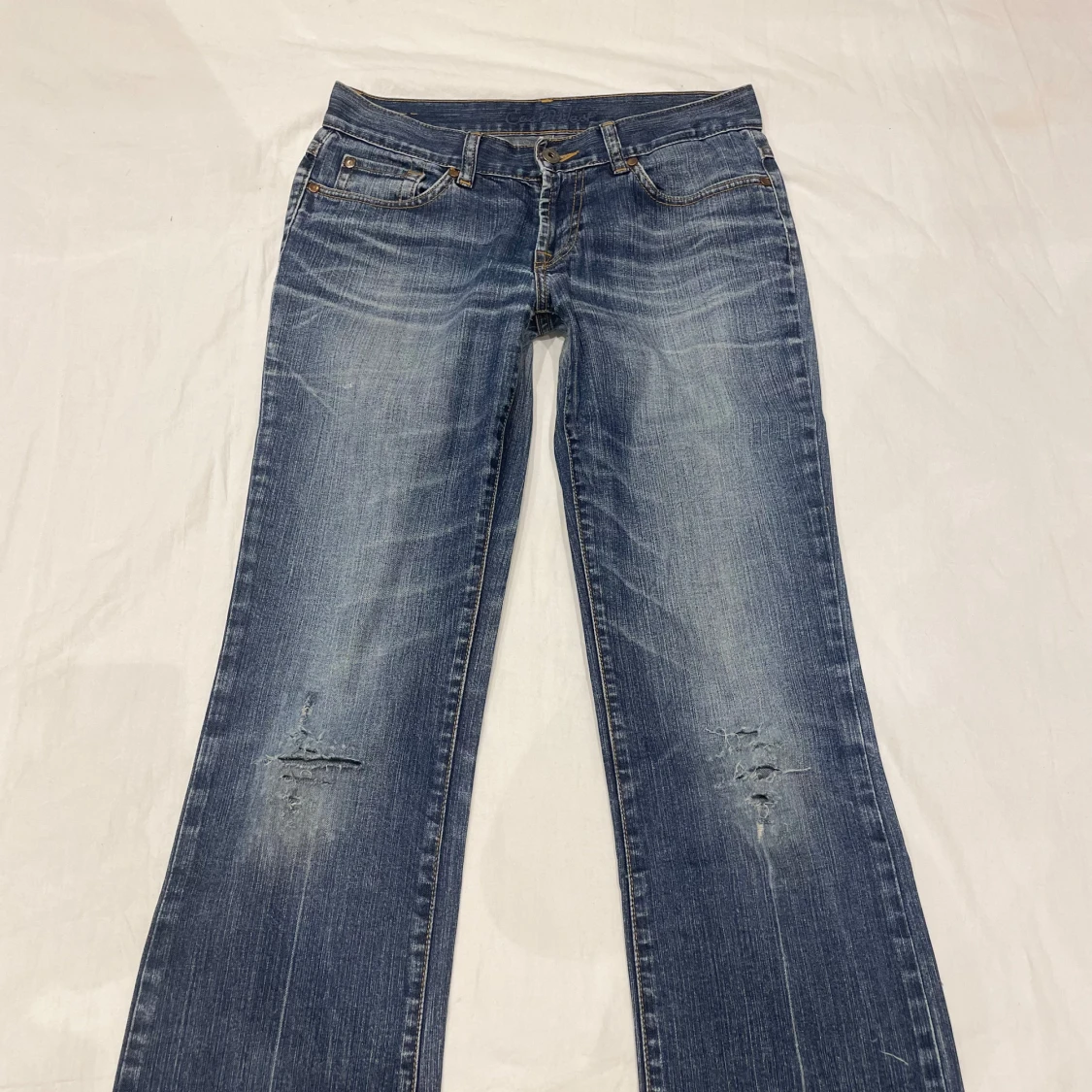 Lågmidjade bootcut jeans med hål🤩 - 92