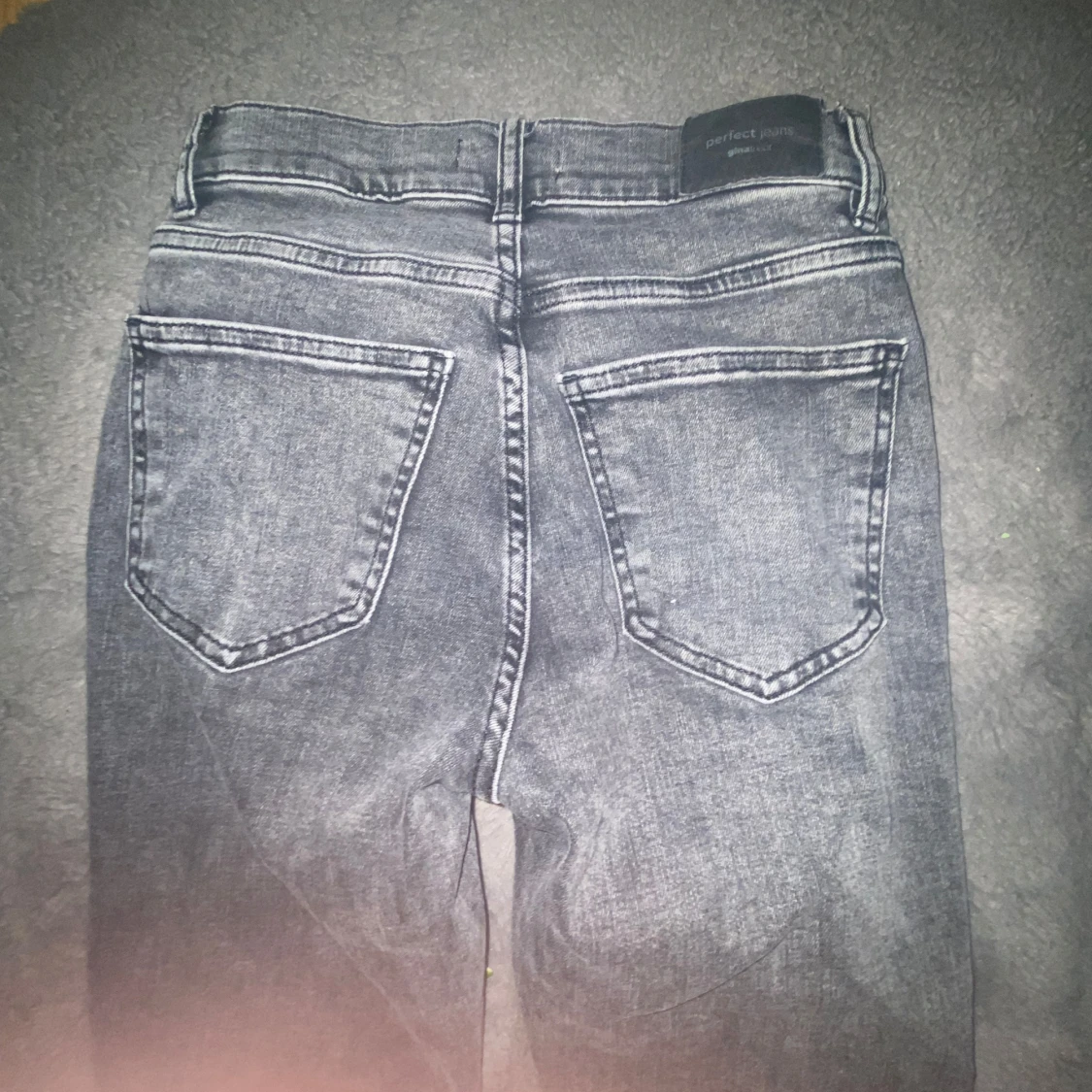 Grå jeans med bootcut