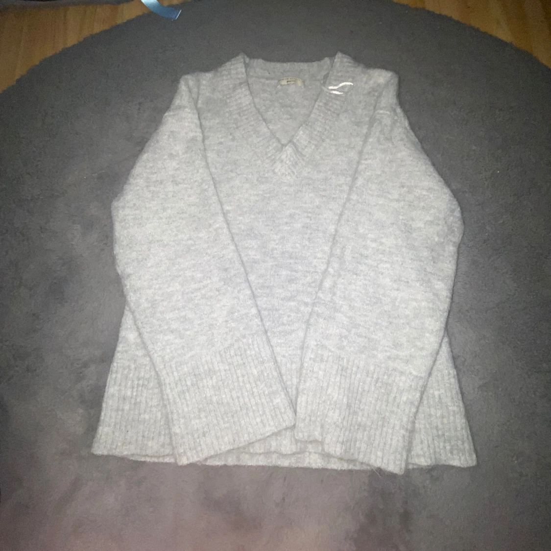 Grå stickad tröja från Gina Tricot