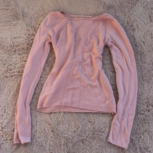 Rosa tröja från Westcorner - Säljer en söt rosa tröja från Westcorner. Den är långärmad och har en enkel, stilren design med ribbade kanter vid ärmslut och nederkant. Perfekt för både vardag och lite finare tillfällen. Passar bra till jeans eller kjol!