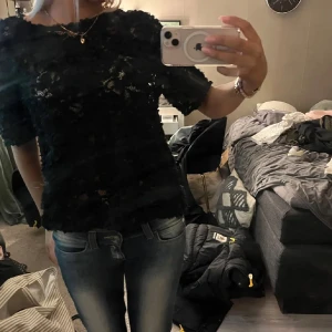 Blommig blus - Blommig blus från MQ, andvänd ett fåtal gånger 