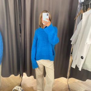 Blå stickad tröja - Säljer min mysiga blåa stickade tröja med lång ärm. Perfekt för kyligare dagar och ger en avslappnad look. 